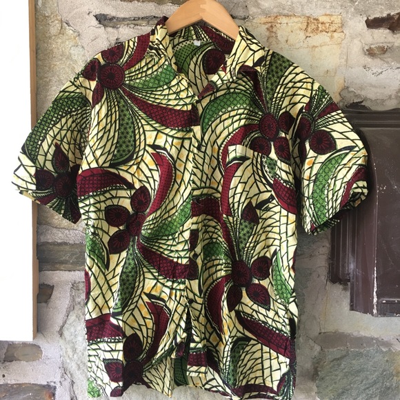 African print men’s large button down! Like new!